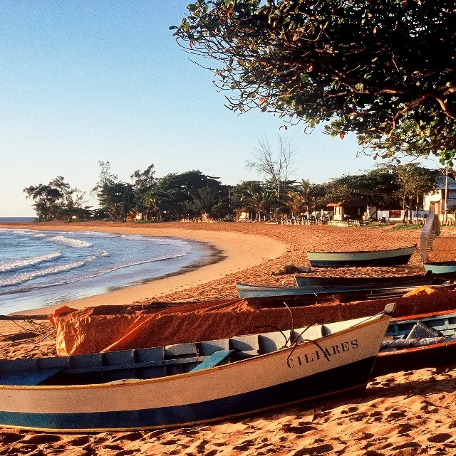 Águas calmas e tradição em culinária são atrativos nos balneários capixabas