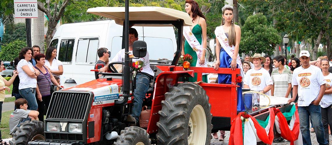 Venda Nova realiza desfile e tratorada para resgatar tradições em festa cultural