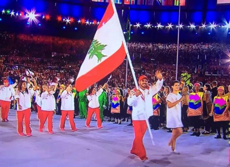 Judoca capixaba carrega bandeira do Líbano durante Cerimônia de Abertura da Olimpíada