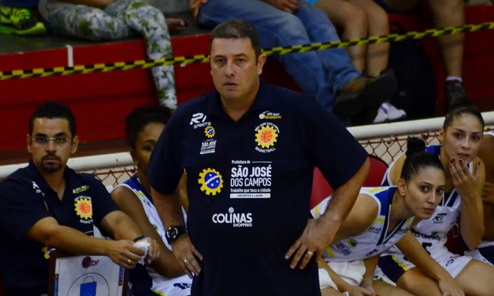 Feliz, Carlos Lima inicia trabalho como técnico da seleção feminina de basquete