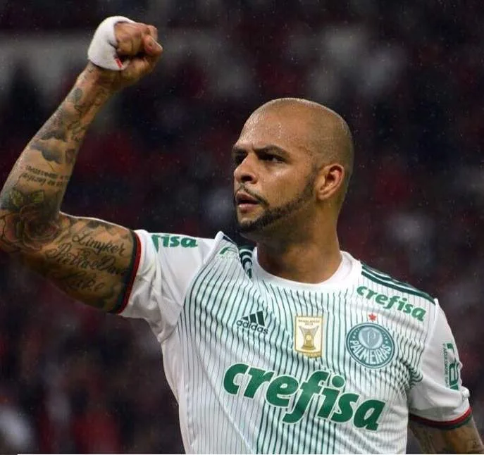 Felipe Melo vai a campo e conversa com Cuca durante treino do Palmeiras