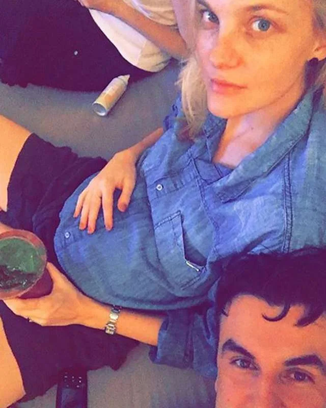 Carol Trentini posa acariciando a barriguinha de grávida