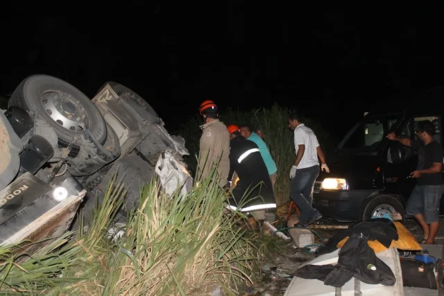 Capixaba morre preso às ferragens e filho fica gravemente ferido em grave acidente na Bahia