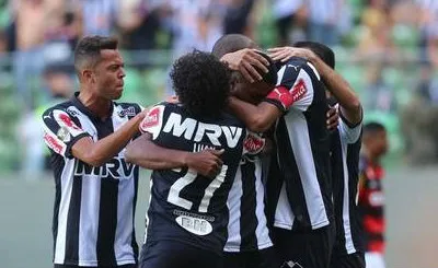 Atlético-MG goleia Flamengo e mantém perseguição ao líder Corinthians