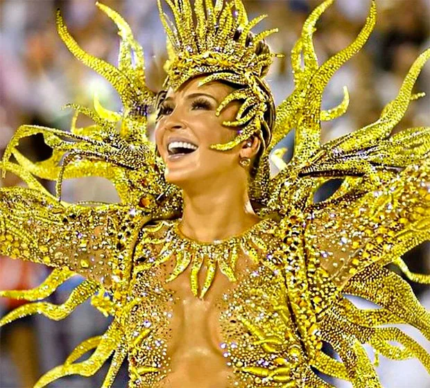 Claudia Leitte repete a dose e vai desfilar como rainha de bateria em 2016