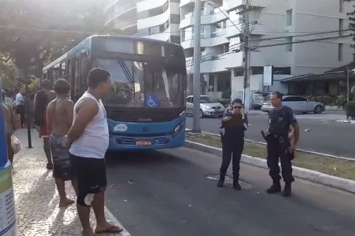 Mulher fica ferida ao ser atropelada por ônibus na Praia da Costa