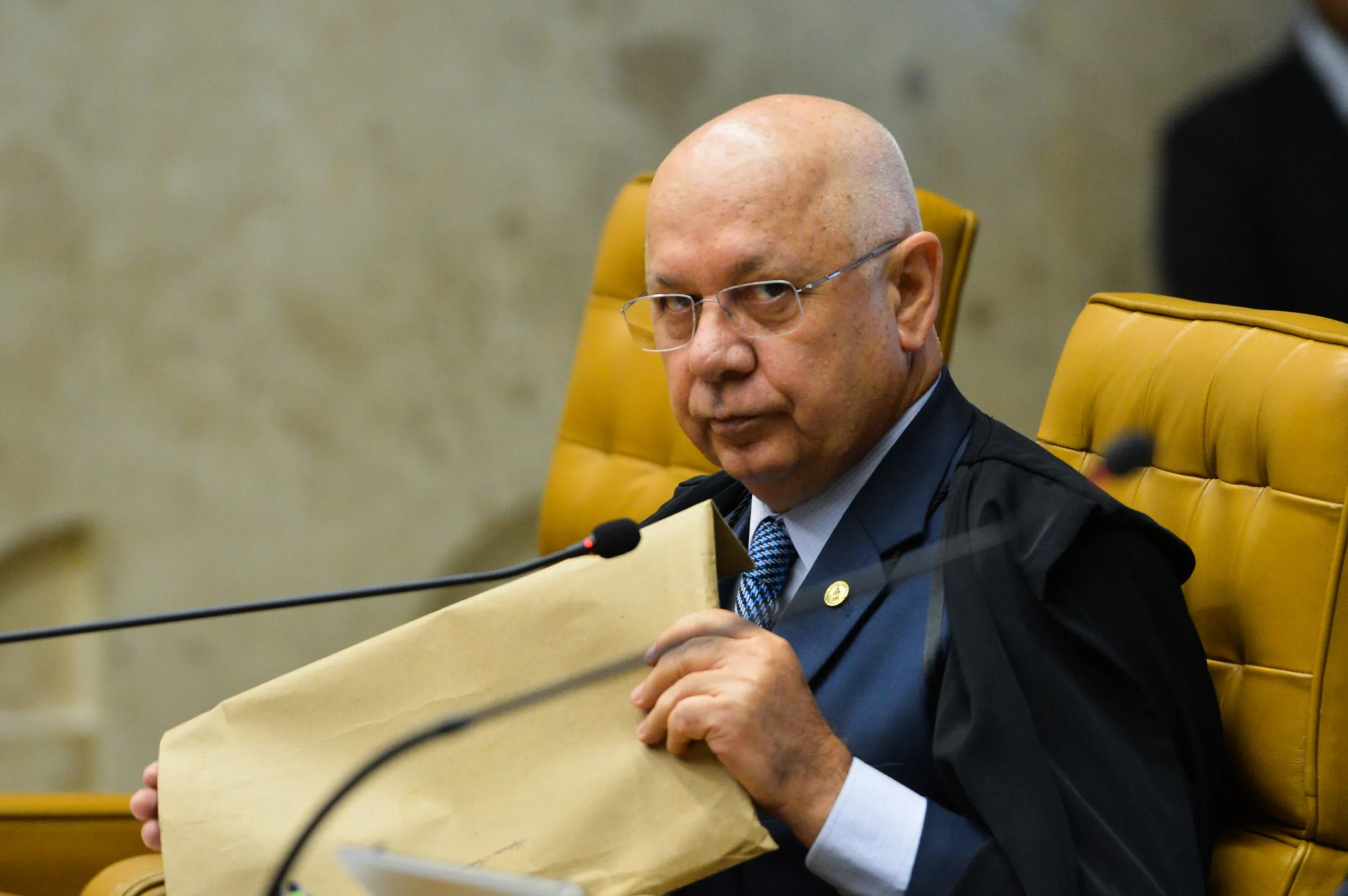 Brasília – O ministro do STF, Teori Zavascki, na sessão de julgamento sobre a aceitação da denúncia apresentada pela PGR contra o presidente da Câmara, Eduardo Cunha e a ex-deputada federal e atual prefeita de Rio Bonito (RJ), Solange Almeida, pelos crimes de corrupção e lavagem de dinheiro (Antonio Cruz/Agência Brasil)