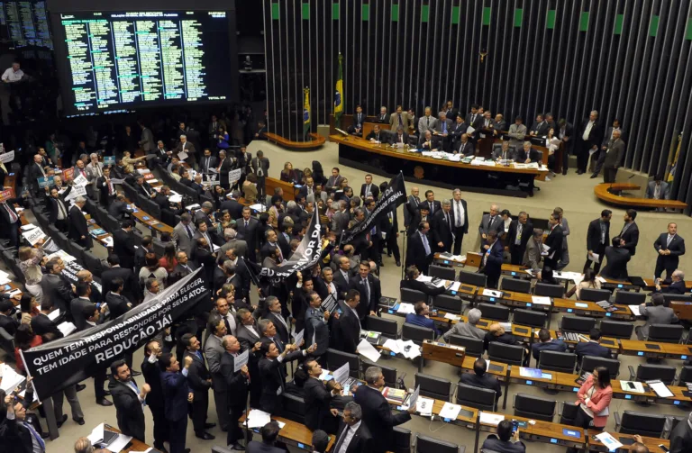 Veja os deputados capixabas que mais faltaram as sessões da Câmara em 2015