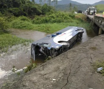 Quatro pessoas estão internadas em estado grave após acidente com ônibus do ES que matou criança e idoso