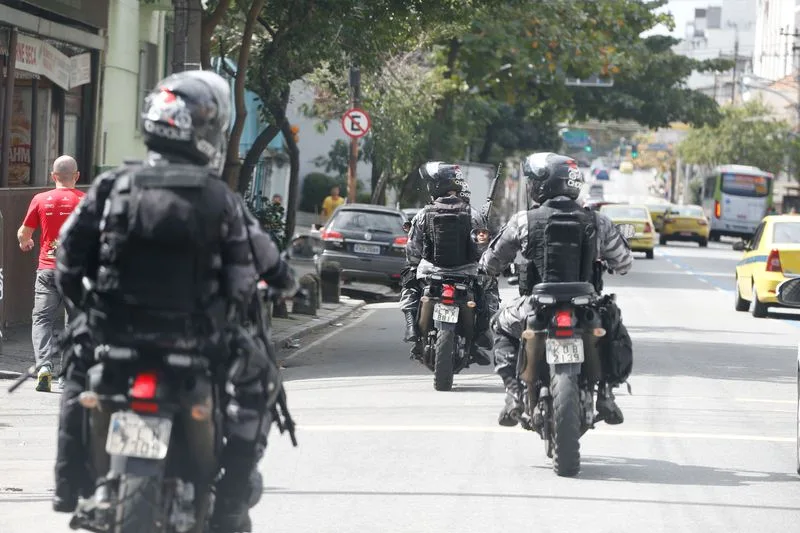 Rio de Janeiro – Forças de segurança ocupam ruas próximas ao Complexo do Lins, na zona norte da capital fluminense na Operação Onerat para coibir roubos cargas e o crime organizado (Tomaz Silva/Agência Brasil)