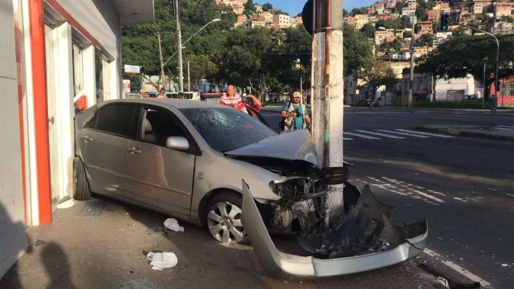 Motorista perde o controle, carro bate em poste e atinge entrada de banco em Vitória