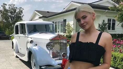 Kylie Jenner ganha carro que pode custar até um milhão de reais do namorado, Travis Scott