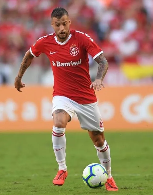 Recuperado, Nico López treina e pode reforçar Inter contra o Goiás