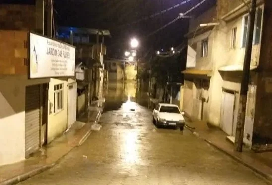 Chuva torrencial alaga ruas e causa transtornos em Guaçuí