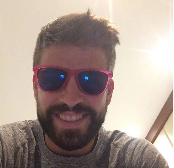 Gerard Piqué, marido de Shakira, participa da campanha do Outubro Rosa