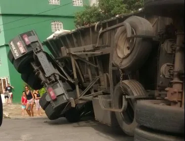 Carreta tomba e quase atinge crianças em Cariacica