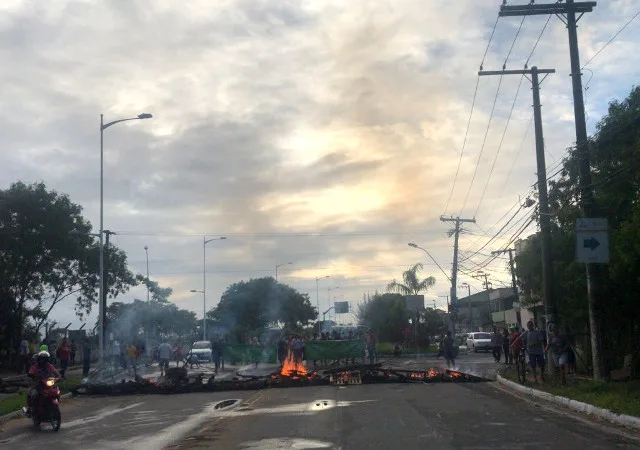 Manifestantes interditam via e trânsito fica complicado na Serra