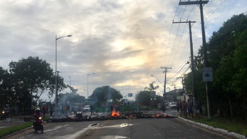 Manifestantes interditam via e trânsito fica complicado na Serra