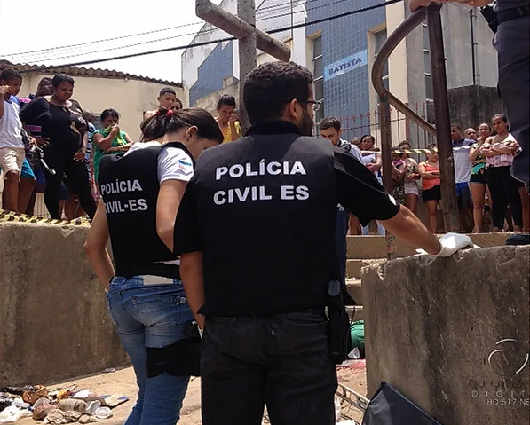 Homem é assassinado com 10 tiros na cabeça na frente de igreja em Vitória