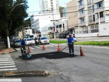 Operação tapa-buraco é feito na avenida Leitão da Silva