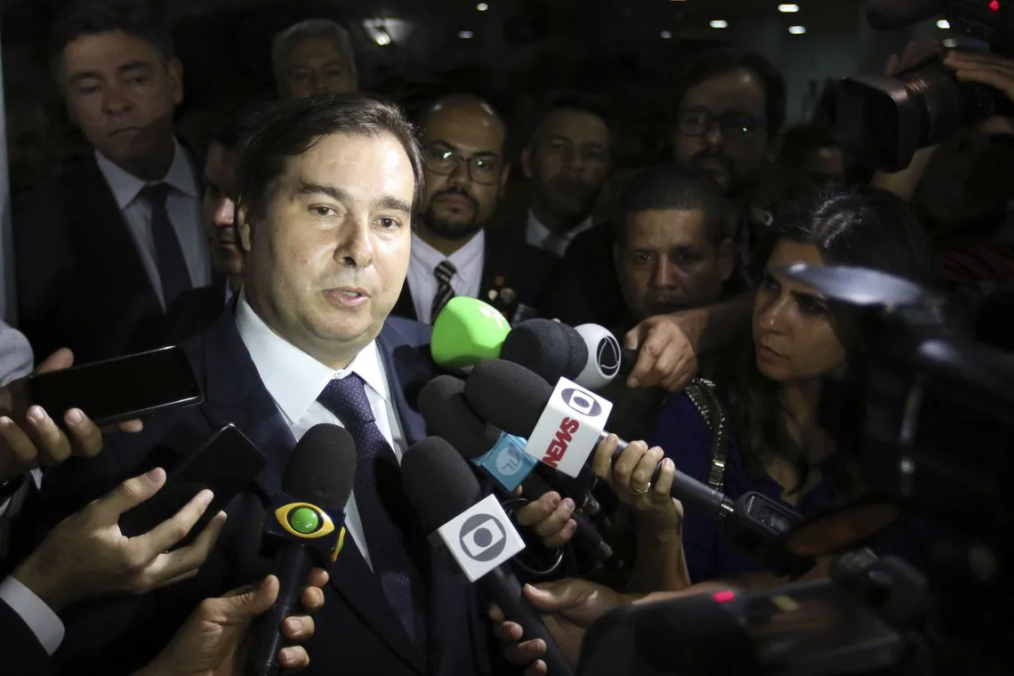 O presidente da Câmara, Rodrigo Maia, fala com jornalistas no salão verde.