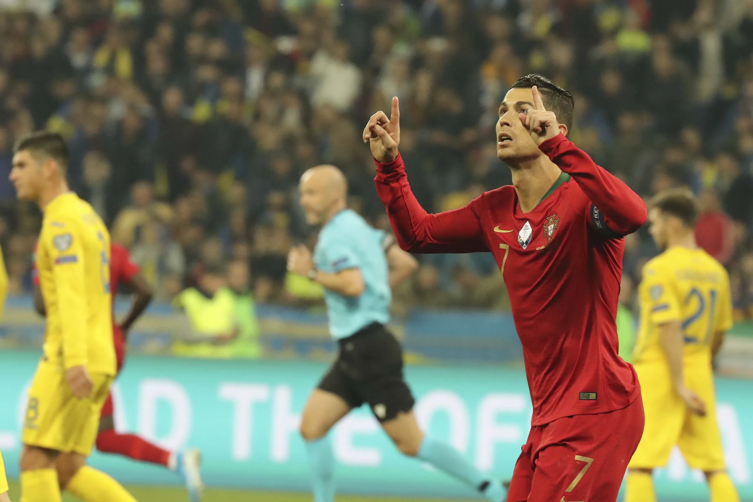 Ucrânia vence Portugal, vai à Eurocopa e Cristiano Ronaldo chega aos 700 gols