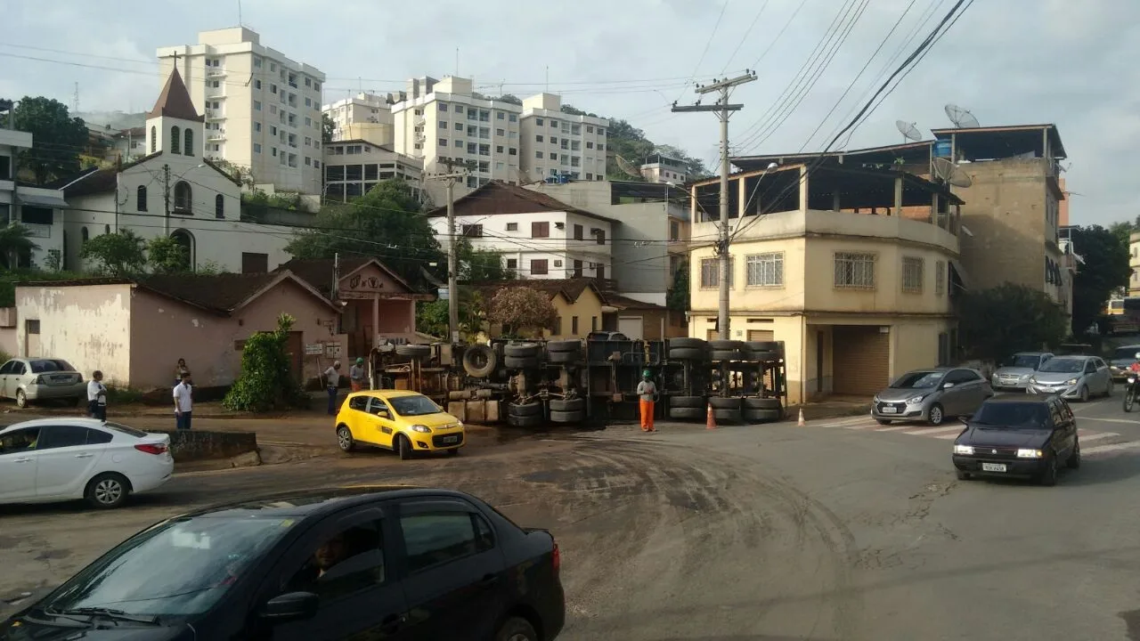 Carreta carregada com laje pré-moldada tomba na Linha Vermelha em Cachoeiro