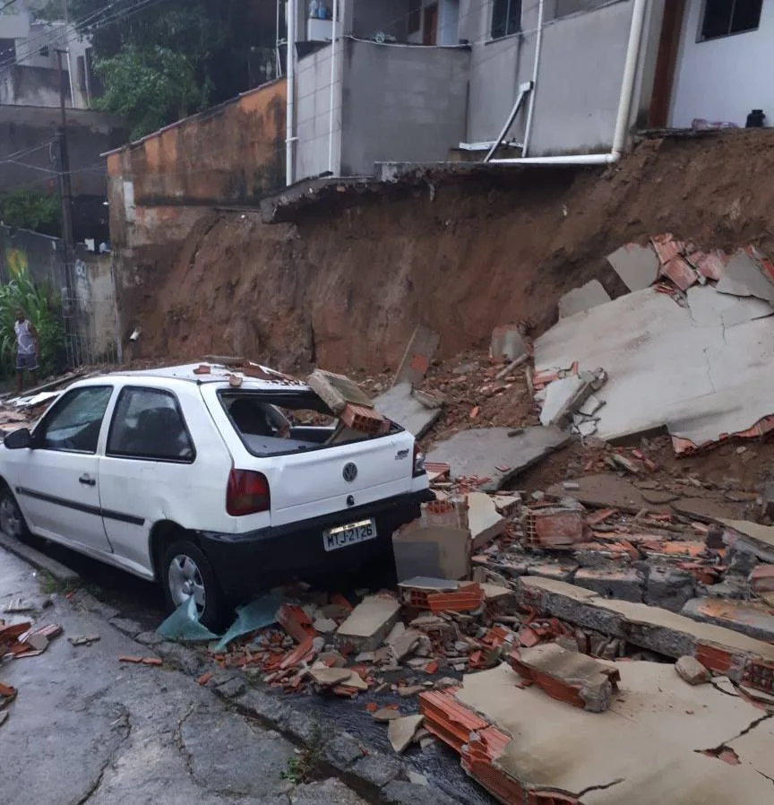 Parte de casa desaba sobre carro estacionado na Serra