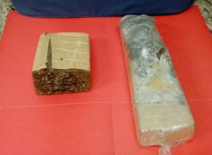 Polícia apreende quase 1,5 kg de maconha enterrada em terreno de Cachoeiro