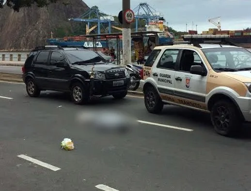 Servidora da prefeitura morre ao tentar atravessar a rua em avenida de Vitória