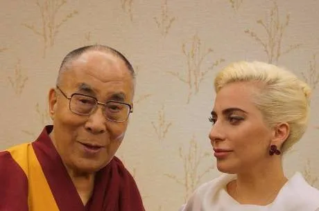 Cantora Lady Gaga é banida da China após encontro com Dalai Lama