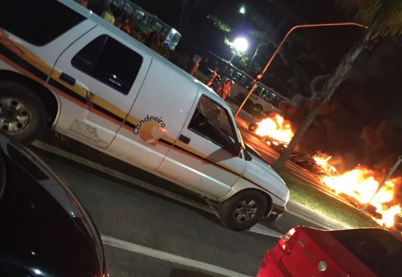 Manifestantes ateiam fogo em pneus e interditam pista da Fernando Ferrari em frente à Ufes