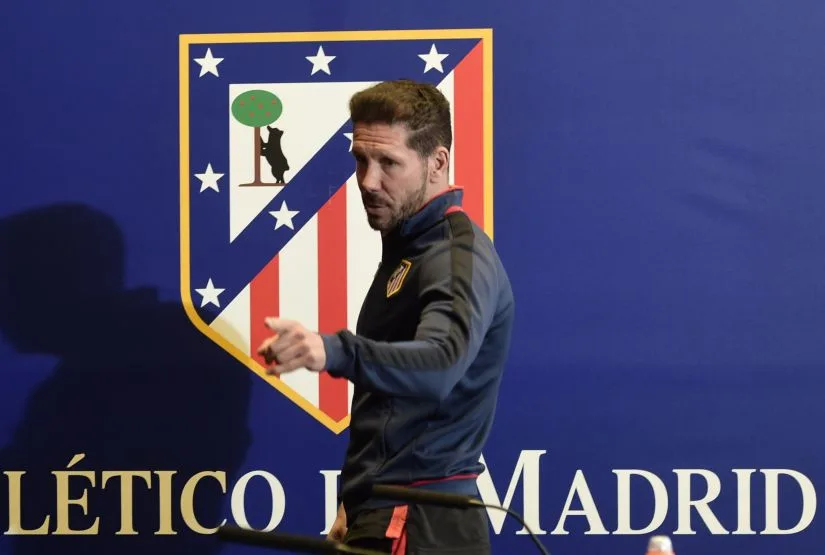 Atletico Madrid’s Argentinian coach Diego Simeone arrives to give a press conference at the Vicente Calderon stadium in Madrid on April 26, 2016 on the eve of their UEFA Champions League semi-final first leg football match Club Atletico de Madrid vs Bayern Munich. / AFP PHOTO / JAVIER SORIANO