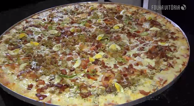 Pizza gigante que serve até 20 pessoas é fabricada no Espírito Santo. Veja receita!