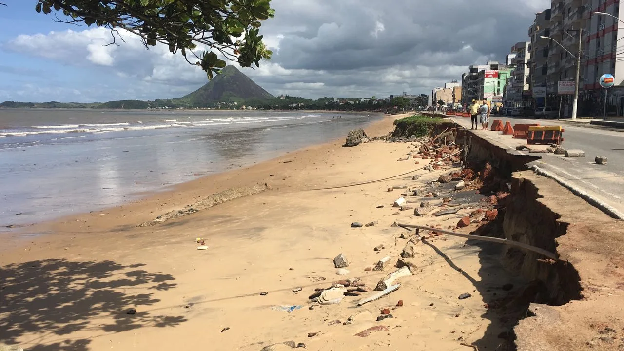 Ressaca do mar destrói ciclovia e calçadão em Piúma