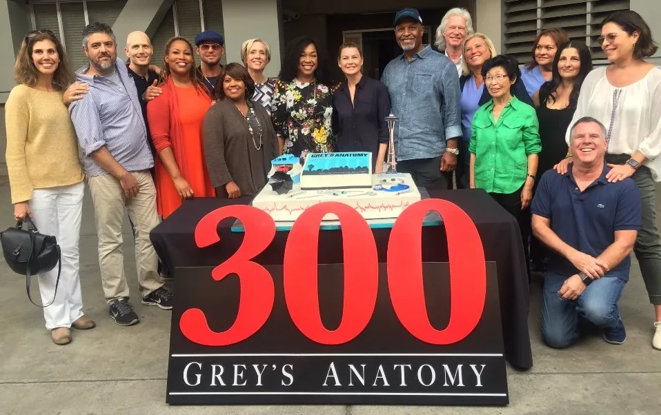 'Grey's Anatomy' chega a 300 episódios e elenco comemora no set