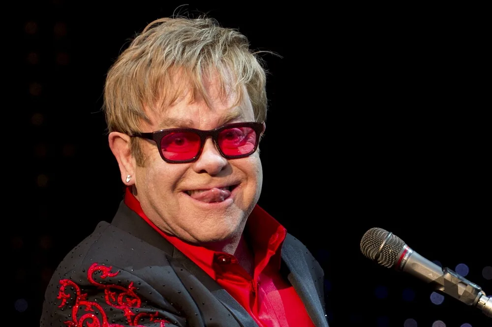 ARCHIV – Der britische Sänger und Musiker Elton John tritt zum Start seiner Tournee in Wetzlar anlässlich des Hessentages auf (Archivbild vom 01.06.2012). Z wie Zeremonie zum Schluss: Bei der Schlusszeremonie der Olympischen Spiele in London wird mit Popmusik, einem der größten britischen Exporterfolge, nochmals richtig gefeiert. Foto: Emily Wabitsch dpa (zu dpa 0250 vom […]