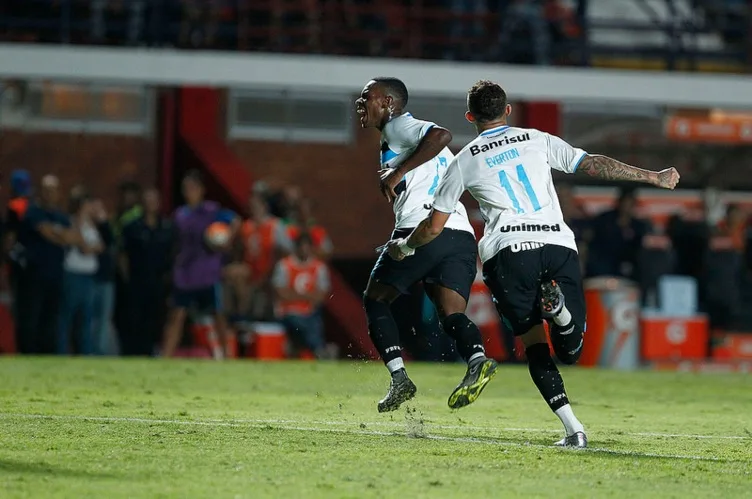 Lincoln marca no fim e Grêmio arranca empate com o San Lorenzo na Argentina