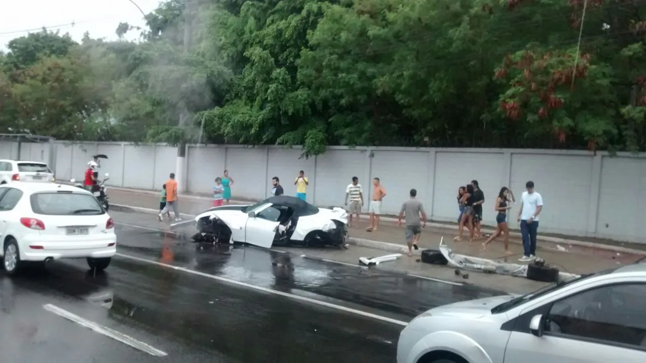 Carro de luxo fica destruído após bater no muro, em Vitória