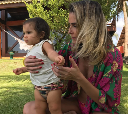 Deborah Secco mostra que Maria Flor já está pronta para curtir o verão