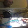 Pai emociona ao cantar para filho logo após a esposa morrer no parto. Veja o vídeo