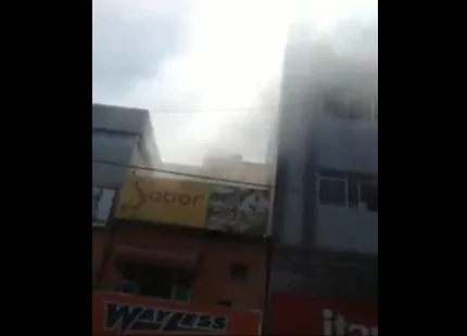 Incêndio em restaurante assusta moradores e comerciantes da Glória, em Vila Velha