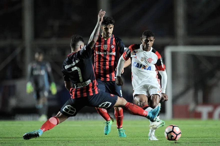 Flamengo leva virada do San Lorenzo no último lance e é eliminado da Libertadores