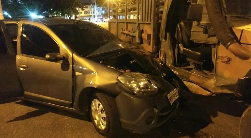 Acidente com caminhão do exército deixa motorista ferido em Vila  Velha