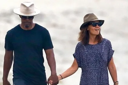 Katie Holmes e Jamie Foxx são flagrados de mãos dadas em praia