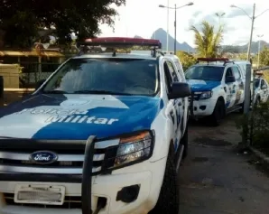 Duas pessoas são presas após assaltar em ponto de ônibus na Serra