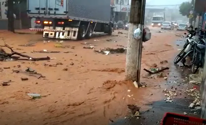 Chuva causa estragos na Grande Vitória. Assista aos vídeos!