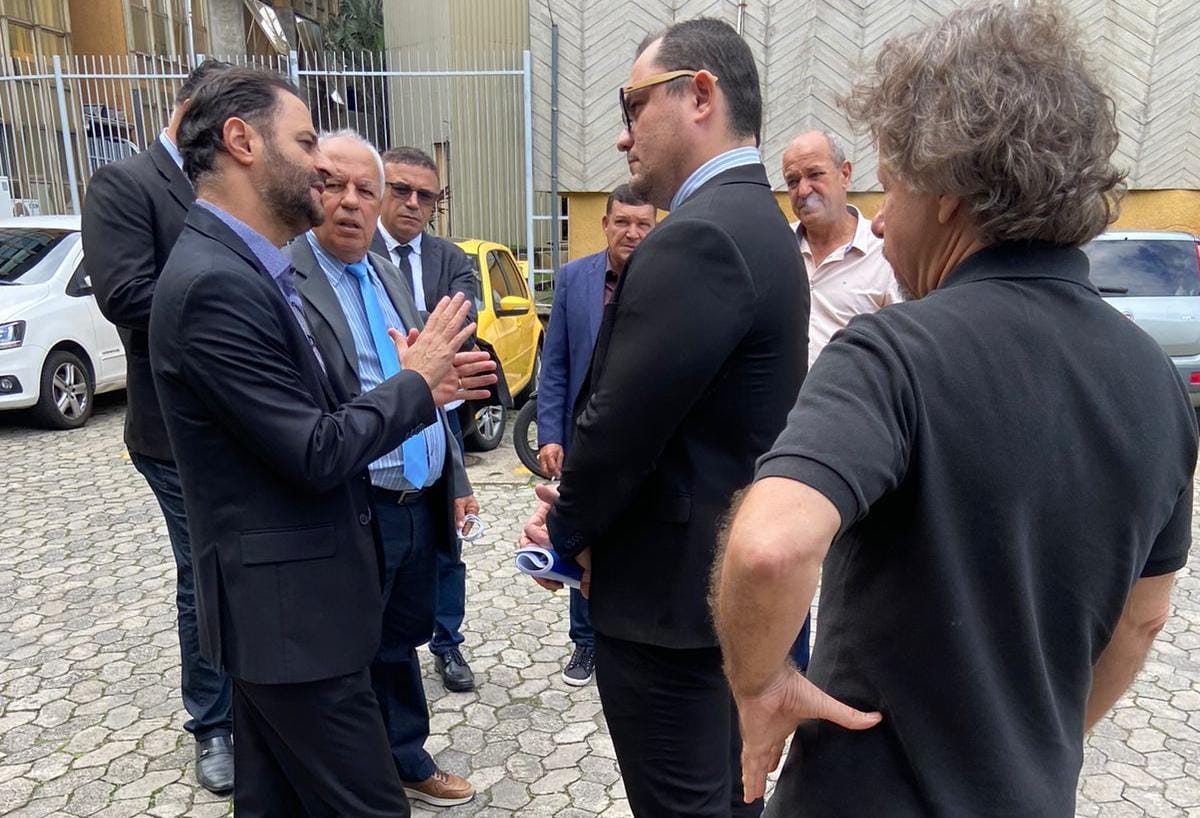 Tarek (gesticulando) e Aridelmo (mão na cintura) chegam à Câmara para falar sobre o veto ao projeto de reajuste dos vereadores