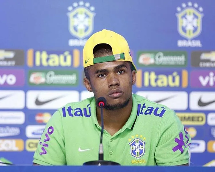 Atacante Douglas Costa é cortado da seleção brasileira por lesão muscular