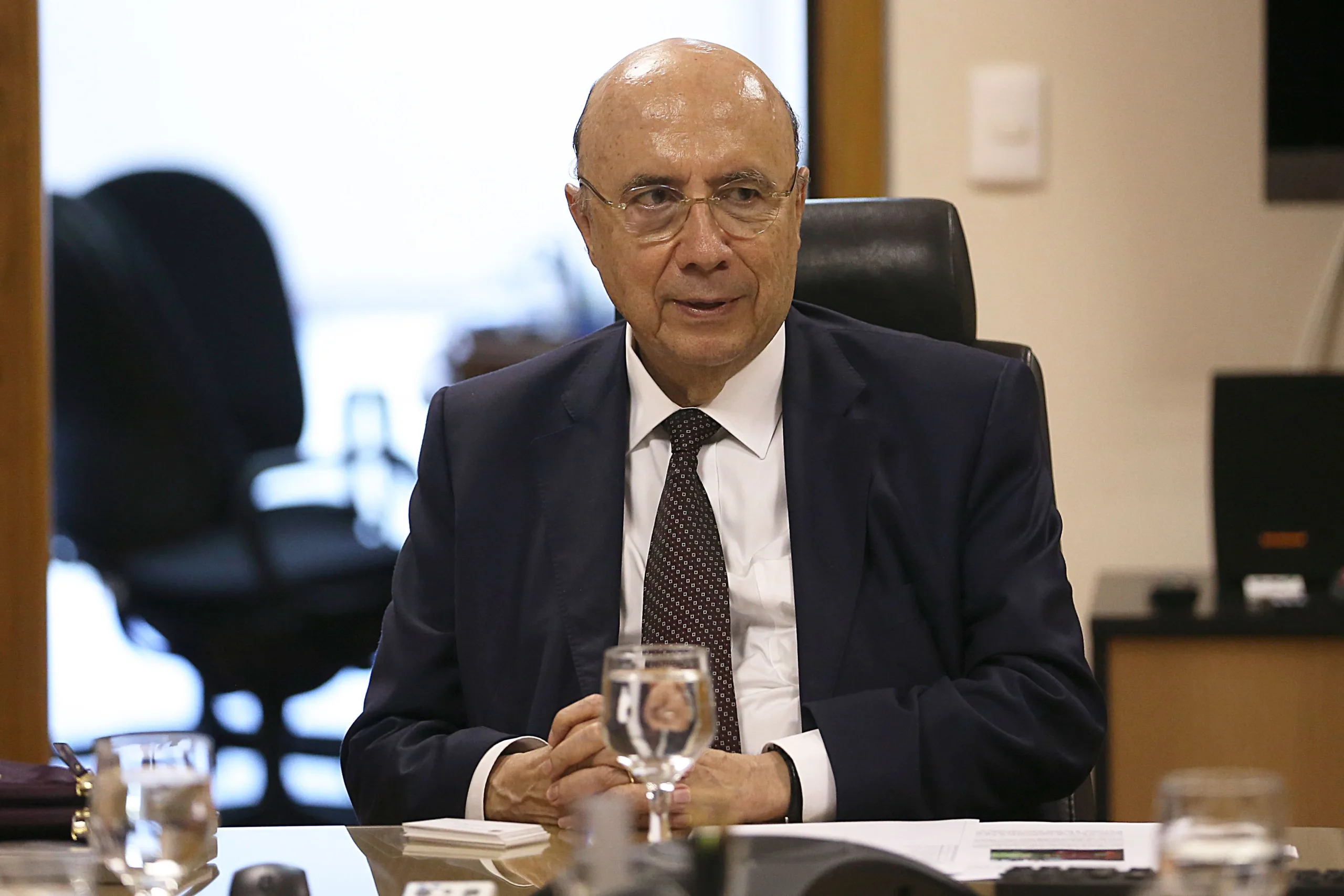 Brasília – Ministro da Fazenda, Henrique Meirelles, durante reunião com membros da delegação do Banco Industrial e Comercial da China, no ministério (José Cruz/Agência Brasil)